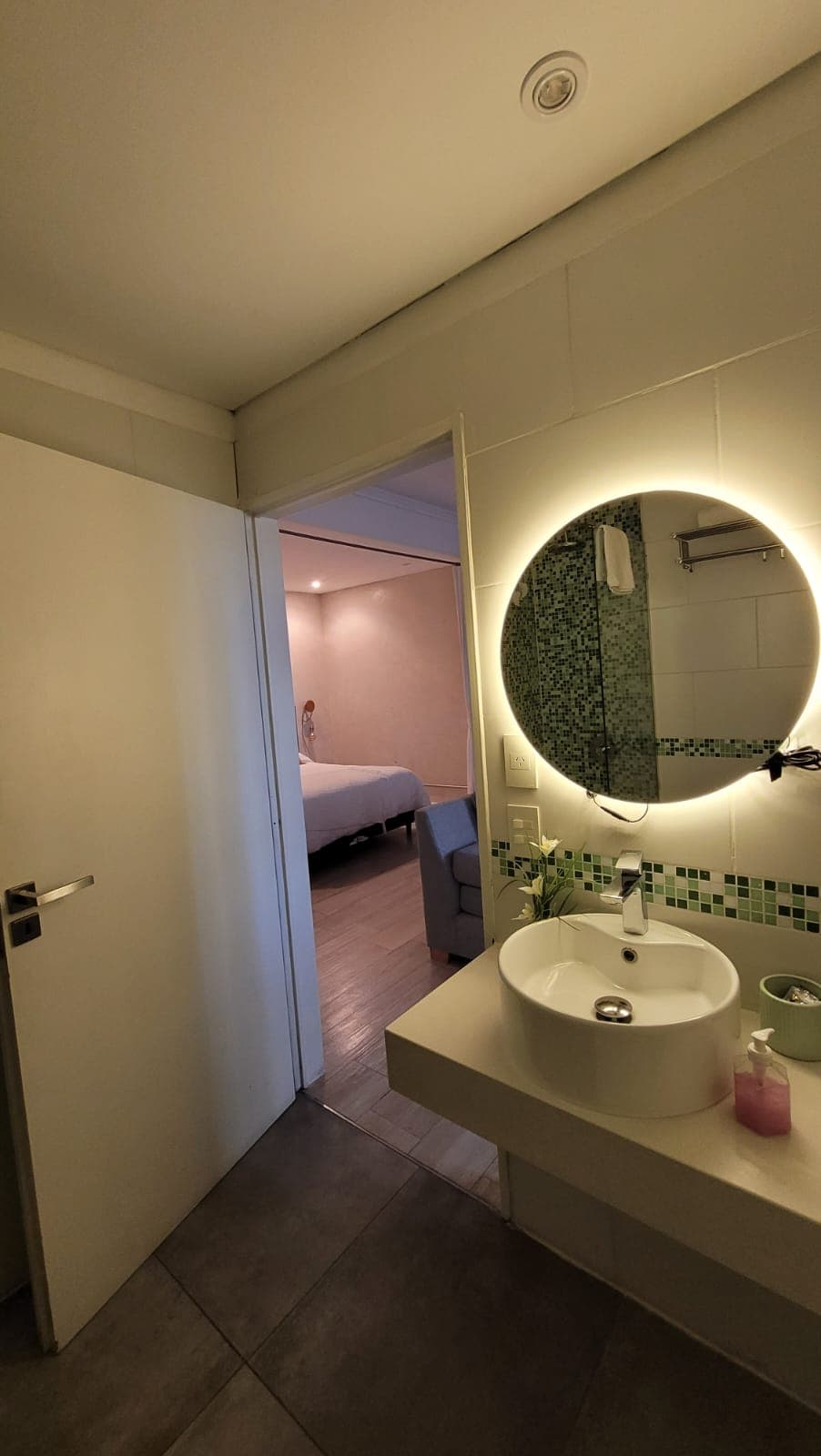Baño con espejo iluminado