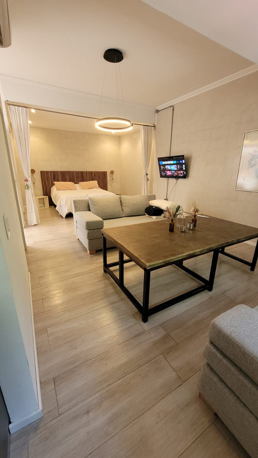 Loft Lavandas completo: cama al fondo y living
